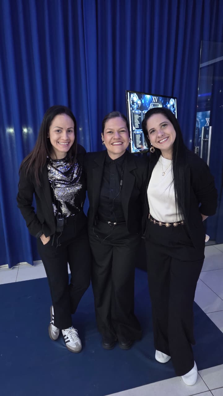 Equipo de Gloobeland coordinando en sitio, con micrófonos de solapa, durante un evento de XV años
