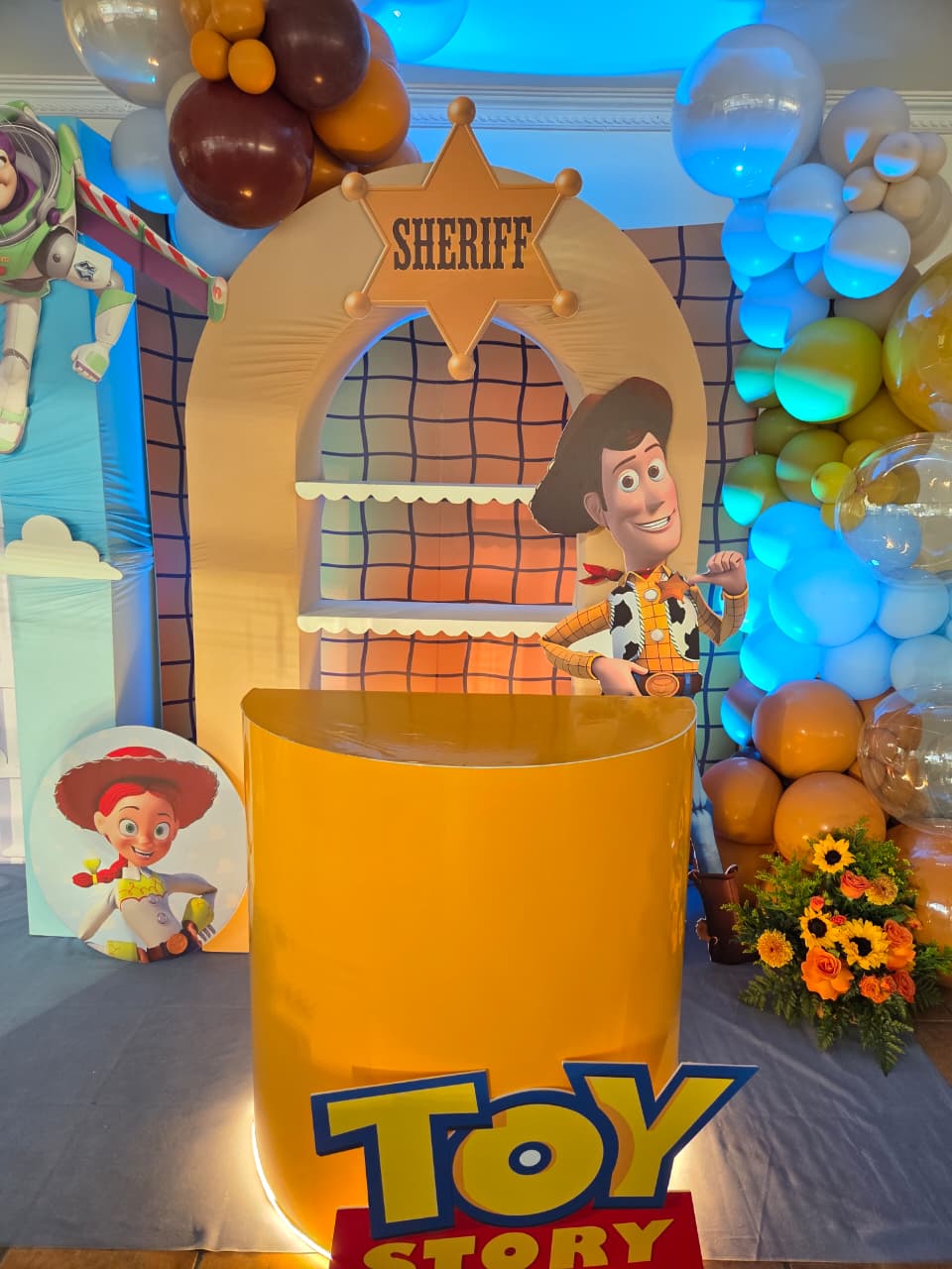 Arco Sheriff de Toy Story con Woody, Jessie y guirnalda de globos