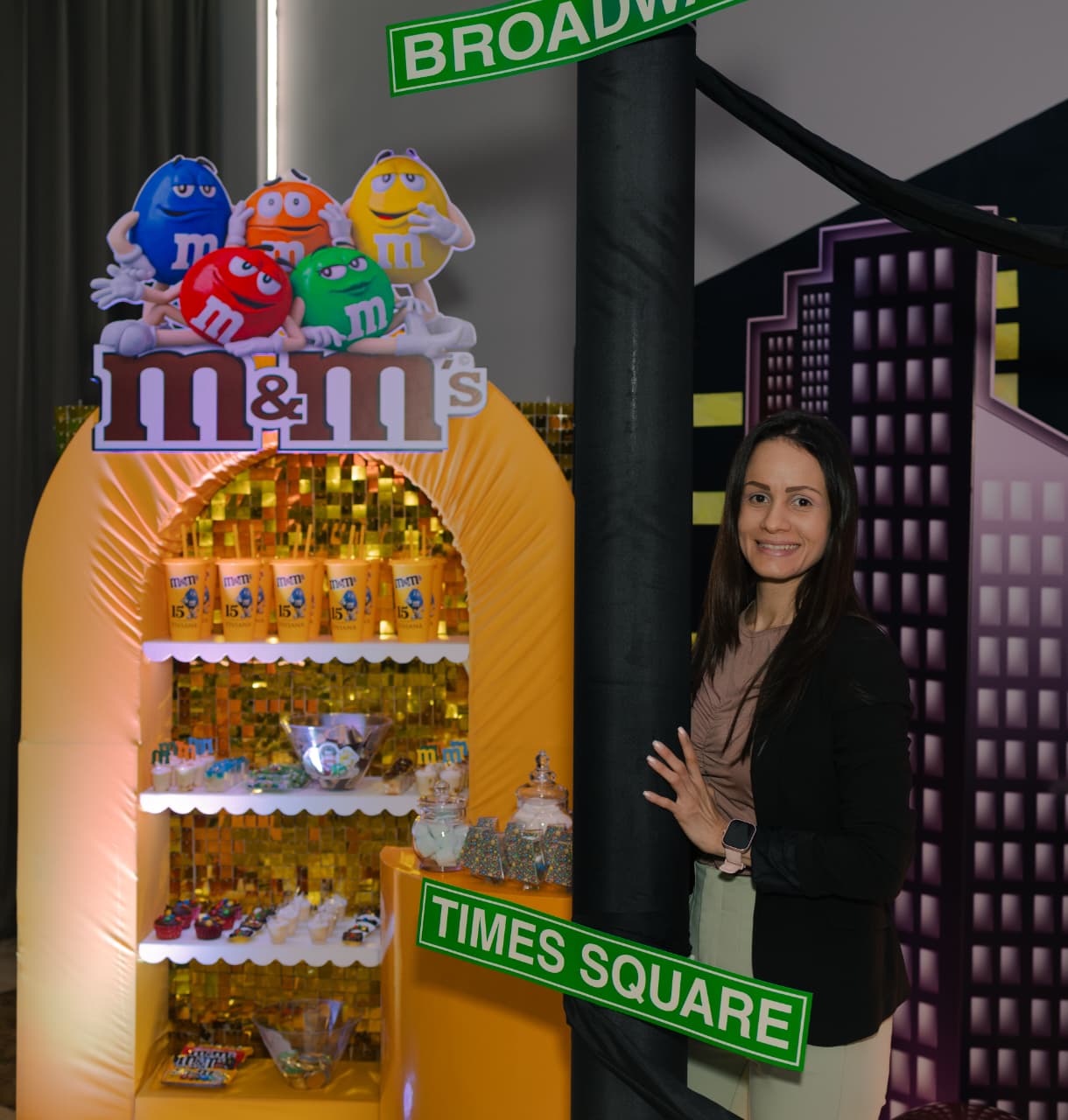 Estación de dulces M&M’s con letreros de Broadway y Times Square