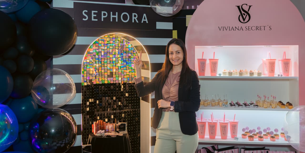 Backdrop de Sephora y Viviana Secret’s con globos negros y barra de maquillaje
