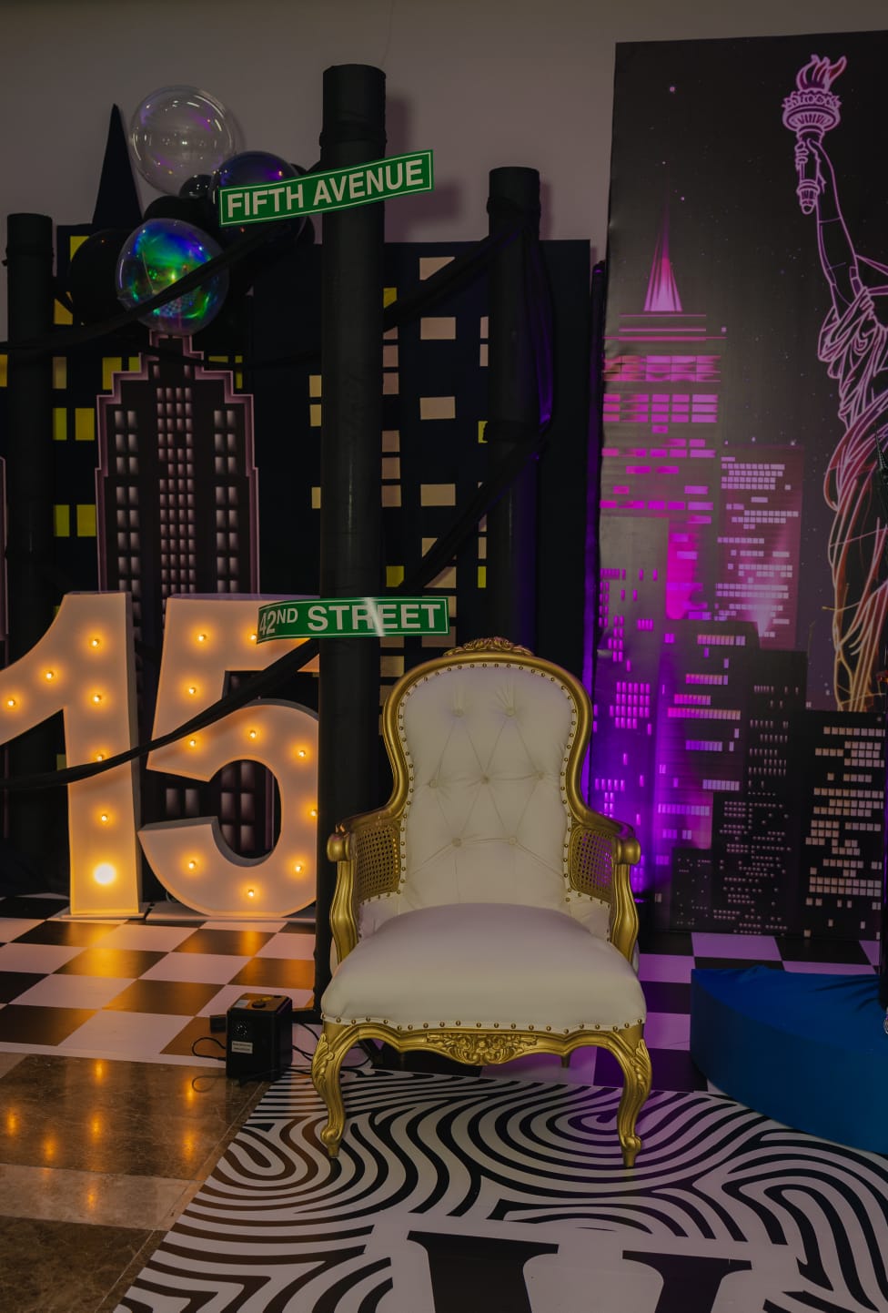 Trono dorado con letras luminosas 15 y letreros de Fifth Avenue y 42nd Street