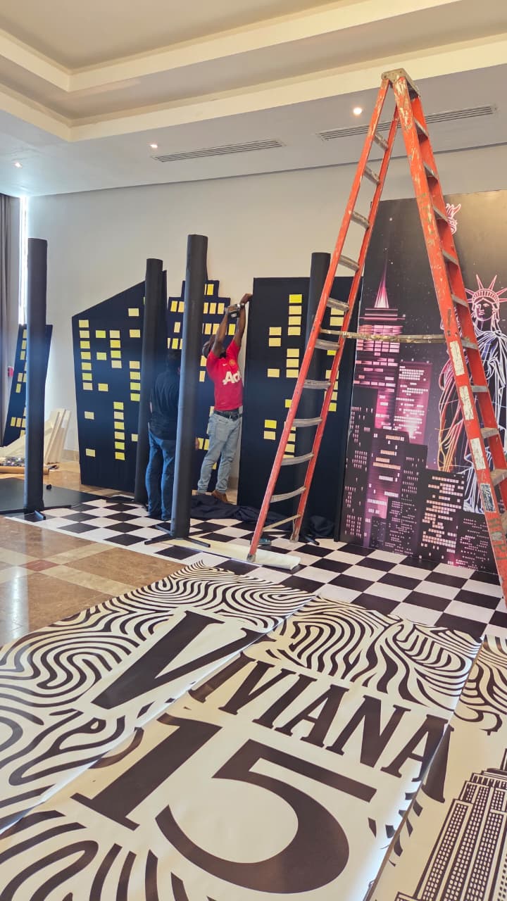 Montaje detrás de cámaras: instalación del backdrop temático de New York durante la producción