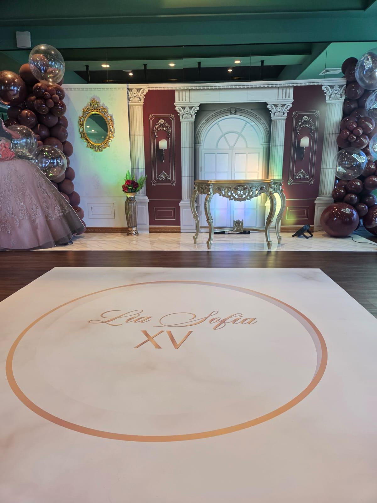 Pista de baile con monograma personalizado frente al backdrop temático de la Experiencia Creativa Basic