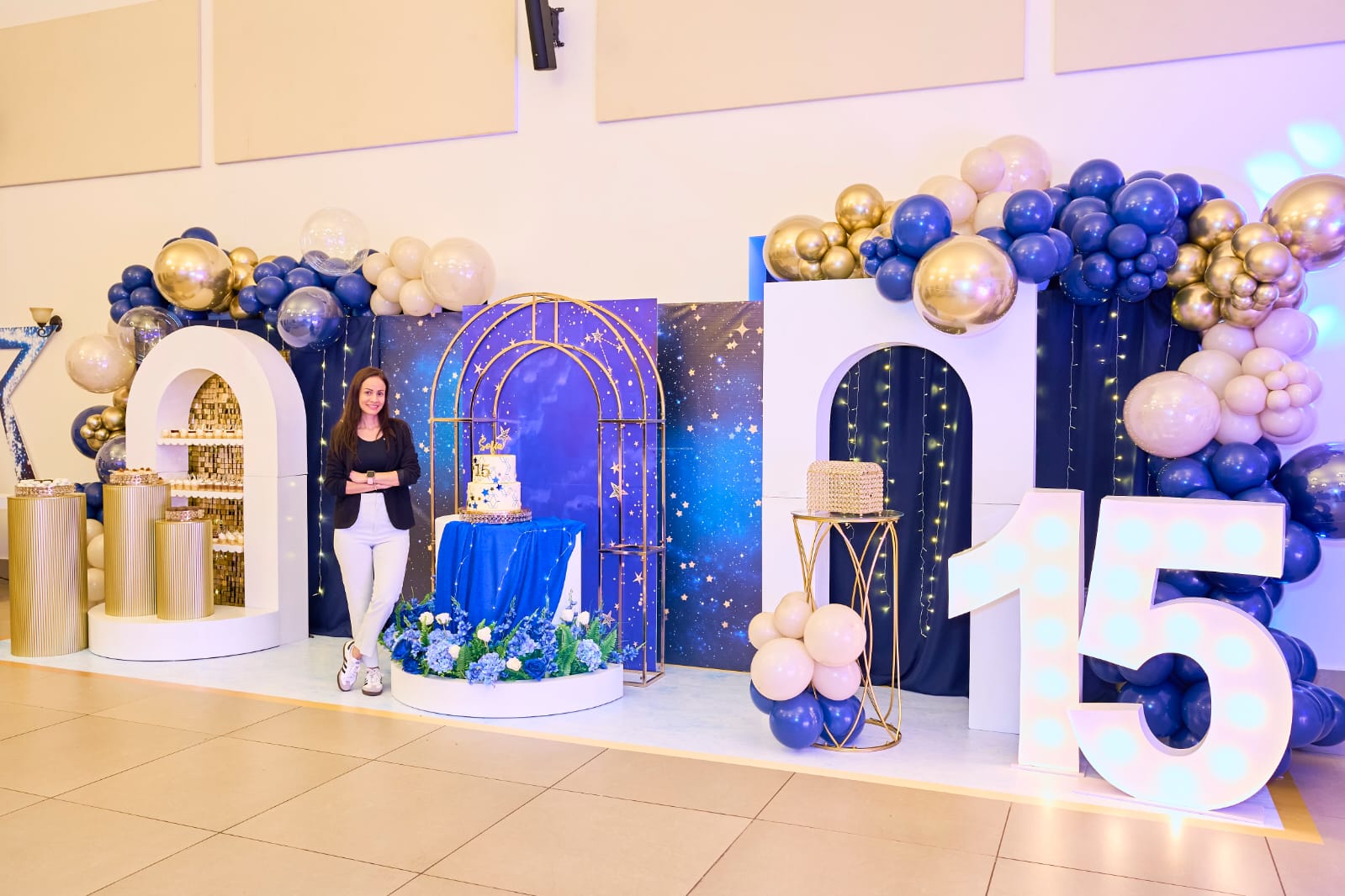 Instalación completa de los XV años de Sofía: arcos, números 15 iluminados y globos en tonos azul y dorado