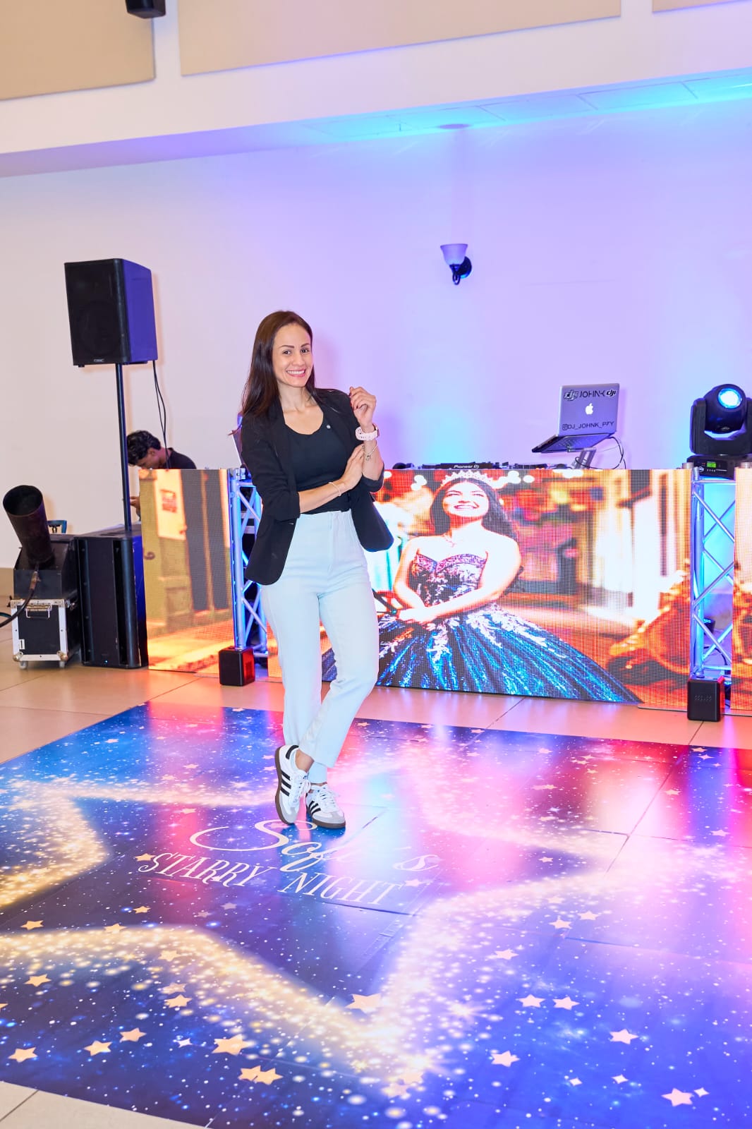 Pista de baile estelar y cabina de DJ instaladas para los XV años Starry Night de Sofía