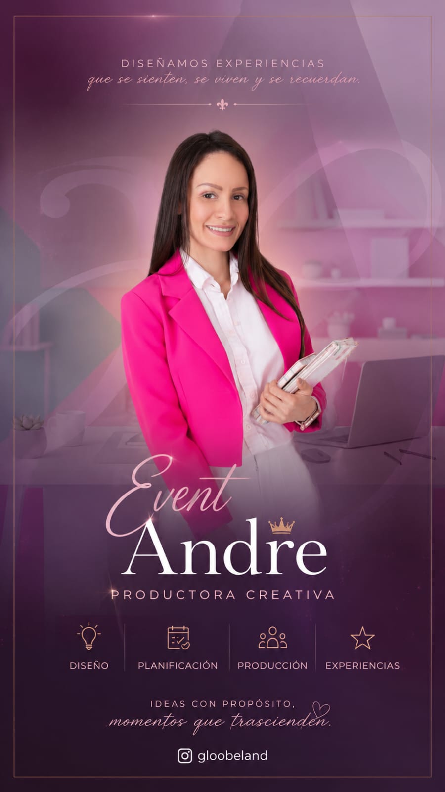 Event Andre, productora creativa de Gloobeland, en la pieza de marca con blazer fucsia