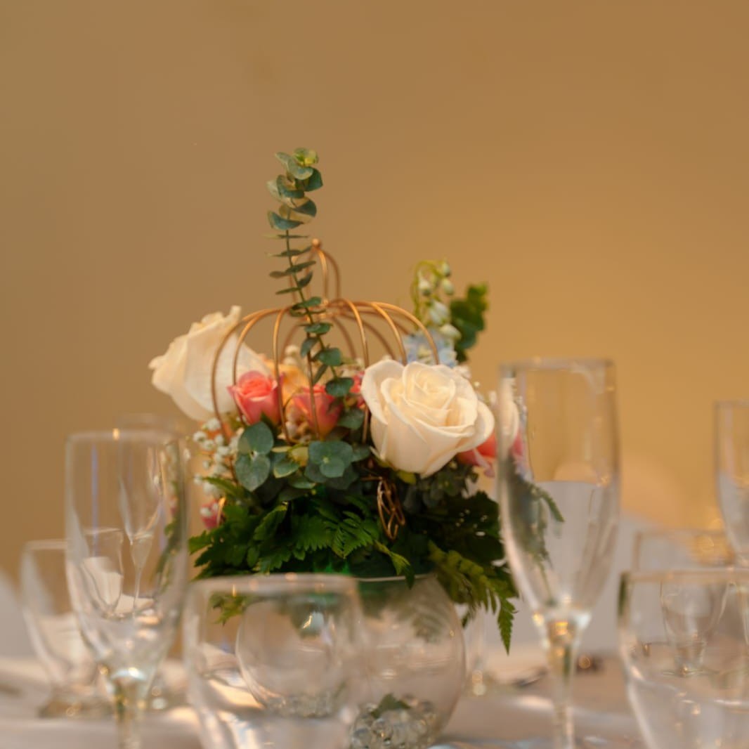 Detalle de centro de mesa floral con rosas y jaula dorada para la Experiencia Creativa Medium