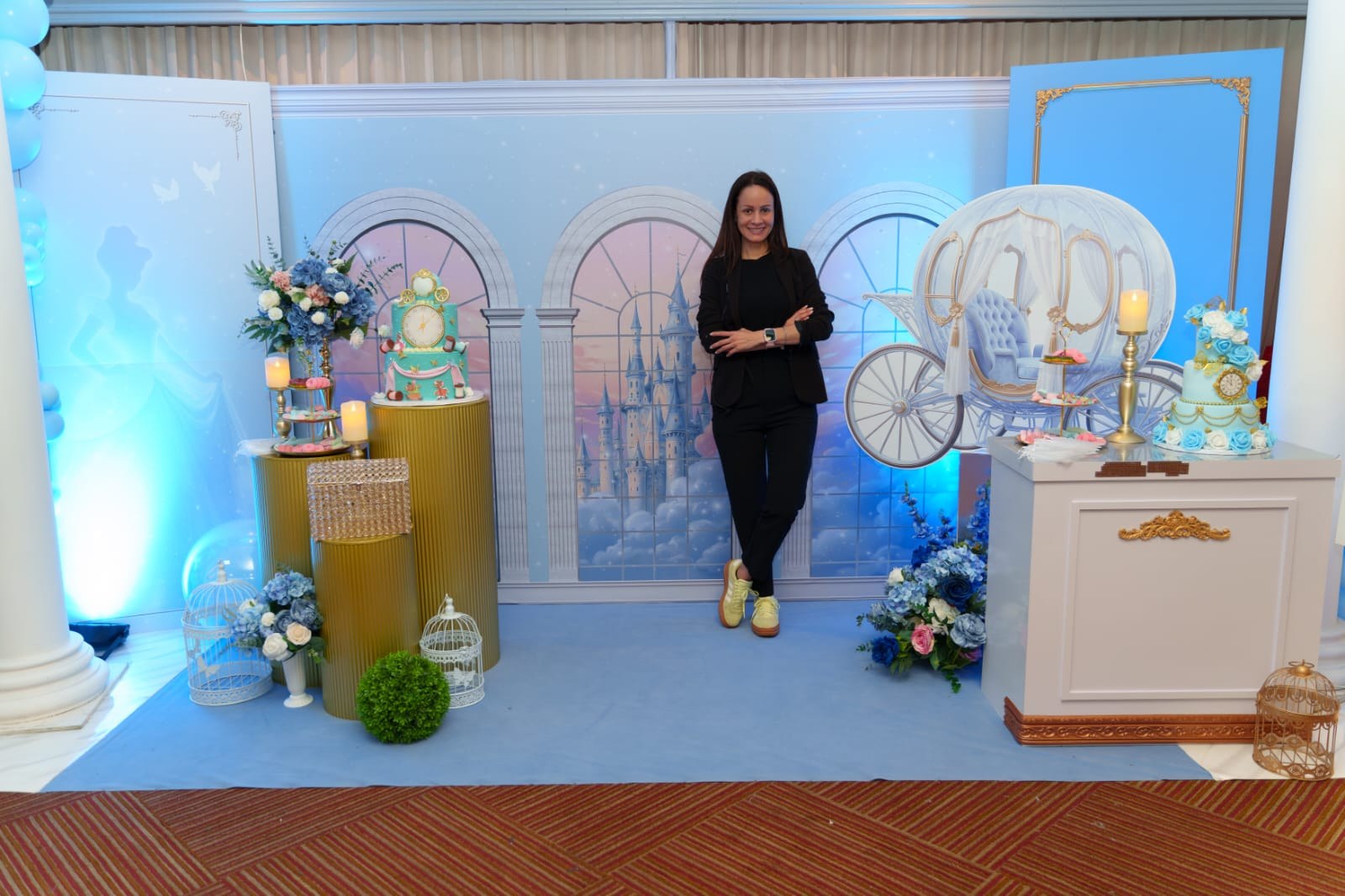 Escenario completo temático de Cinderella con arcos, castillo de fondo y carruaje decorativo para la Experiencia Creativa Medium
