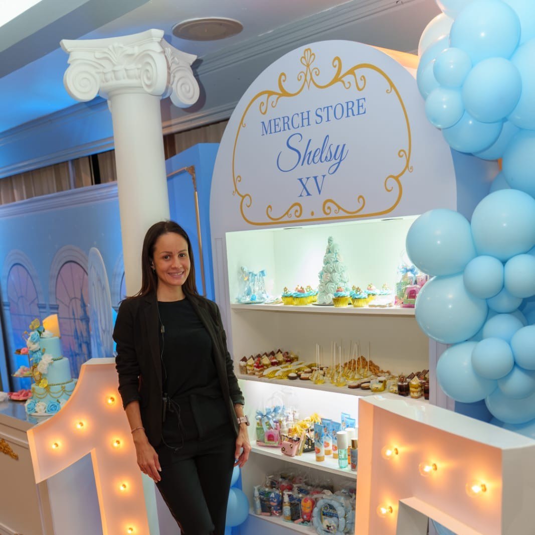 Merch Store personalizado con cupcakes, dulces y obsequios para la Experiencia Creativa Medium