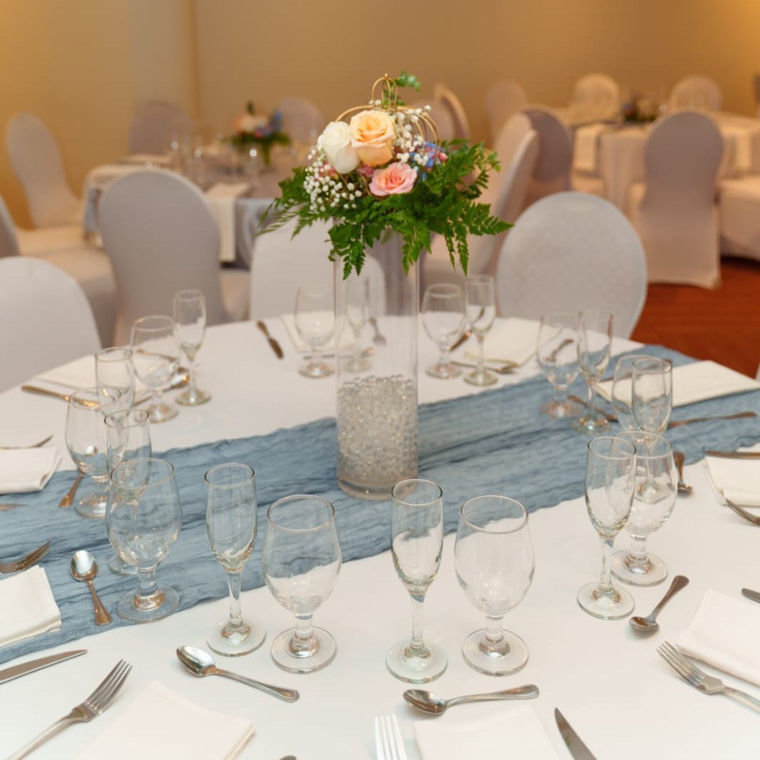 Mesa de banquete montada con mantelería y centro de mesa floral para la Experiencia Creativa Medium